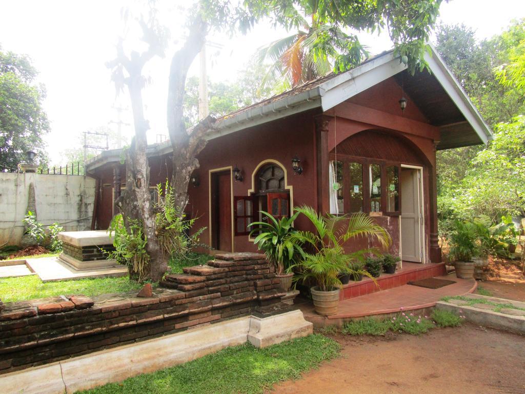 Hotel Shalini Anuradhapura Ngoại thất bức ảnh