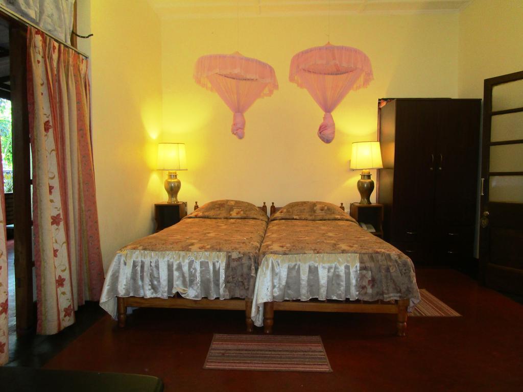 Hotel Shalini Anuradhapura Phòng bức ảnh