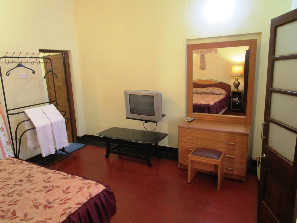 Hotel Shalini Anuradhapura Phòng bức ảnh