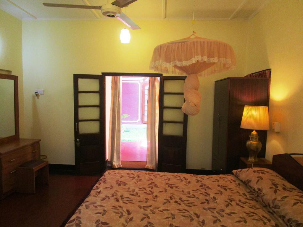 Hotel Shalini Anuradhapura Phòng bức ảnh