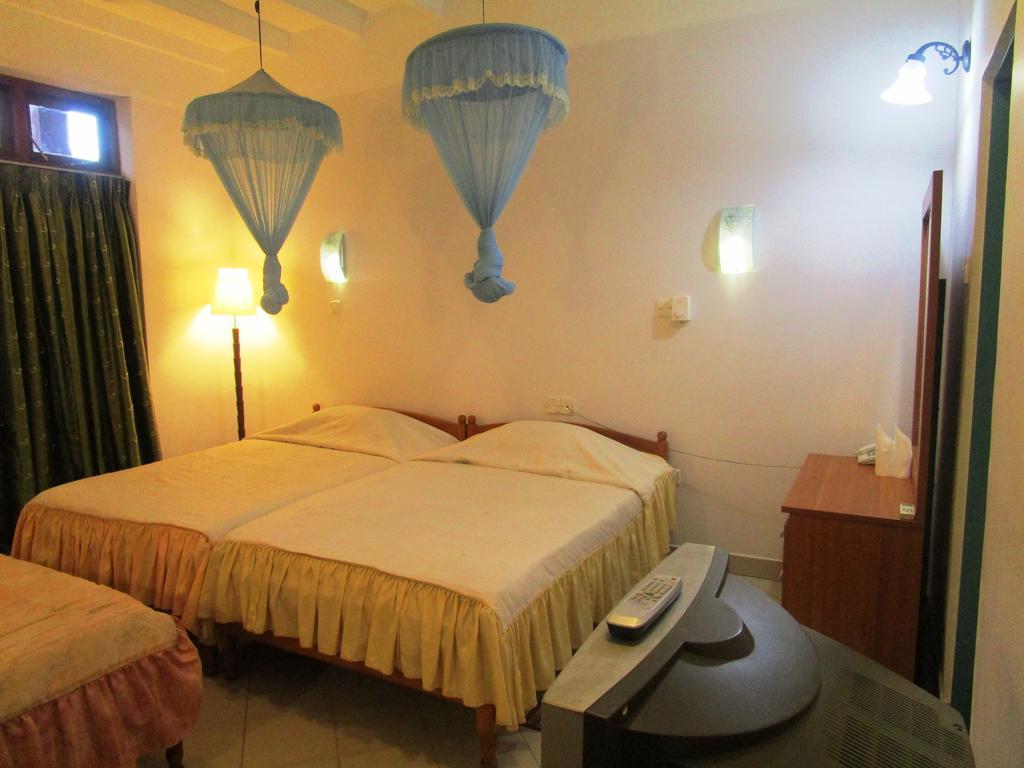 Hotel Shalini Anuradhapura Phòng bức ảnh