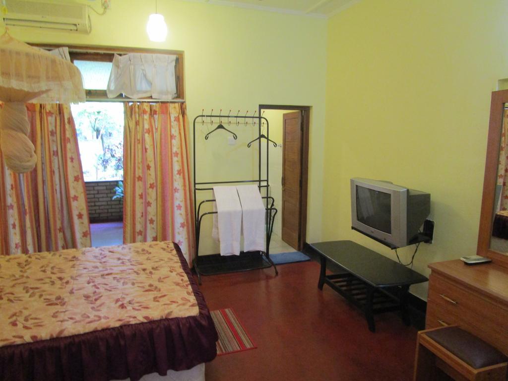 Hotel Shalini Anuradhapura Ngoại thất bức ảnh