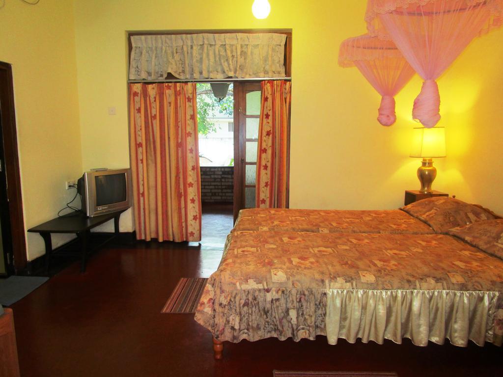 Hotel Shalini Anuradhapura Ngoại thất bức ảnh