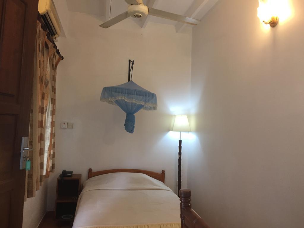 Hotel Shalini Anuradhapura Ngoại thất bức ảnh