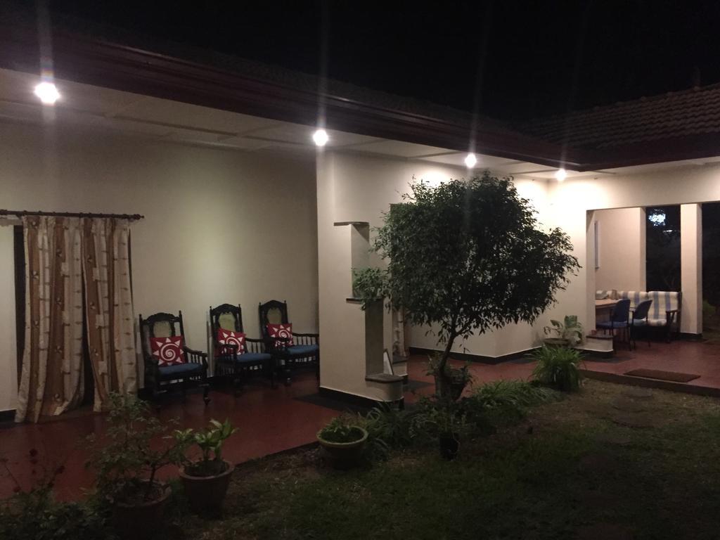 Hotel Shalini Anuradhapura Ngoại thất bức ảnh